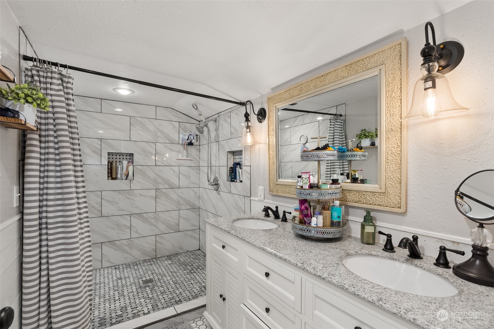 917 Garden Road Aberdeen, WA 98520 - Photo 14 of 31 a bathroom with double vanity and a mirror
