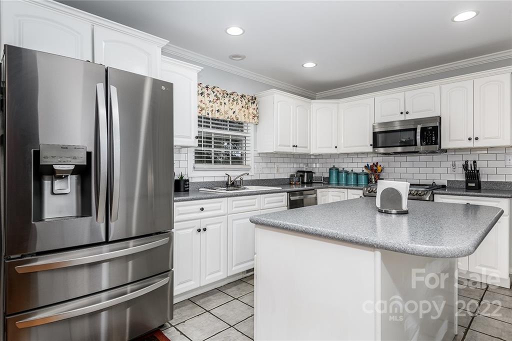 2115 Robinson Road Newton, NC 28658 - Photo 9 of 37 Gallery Image 9