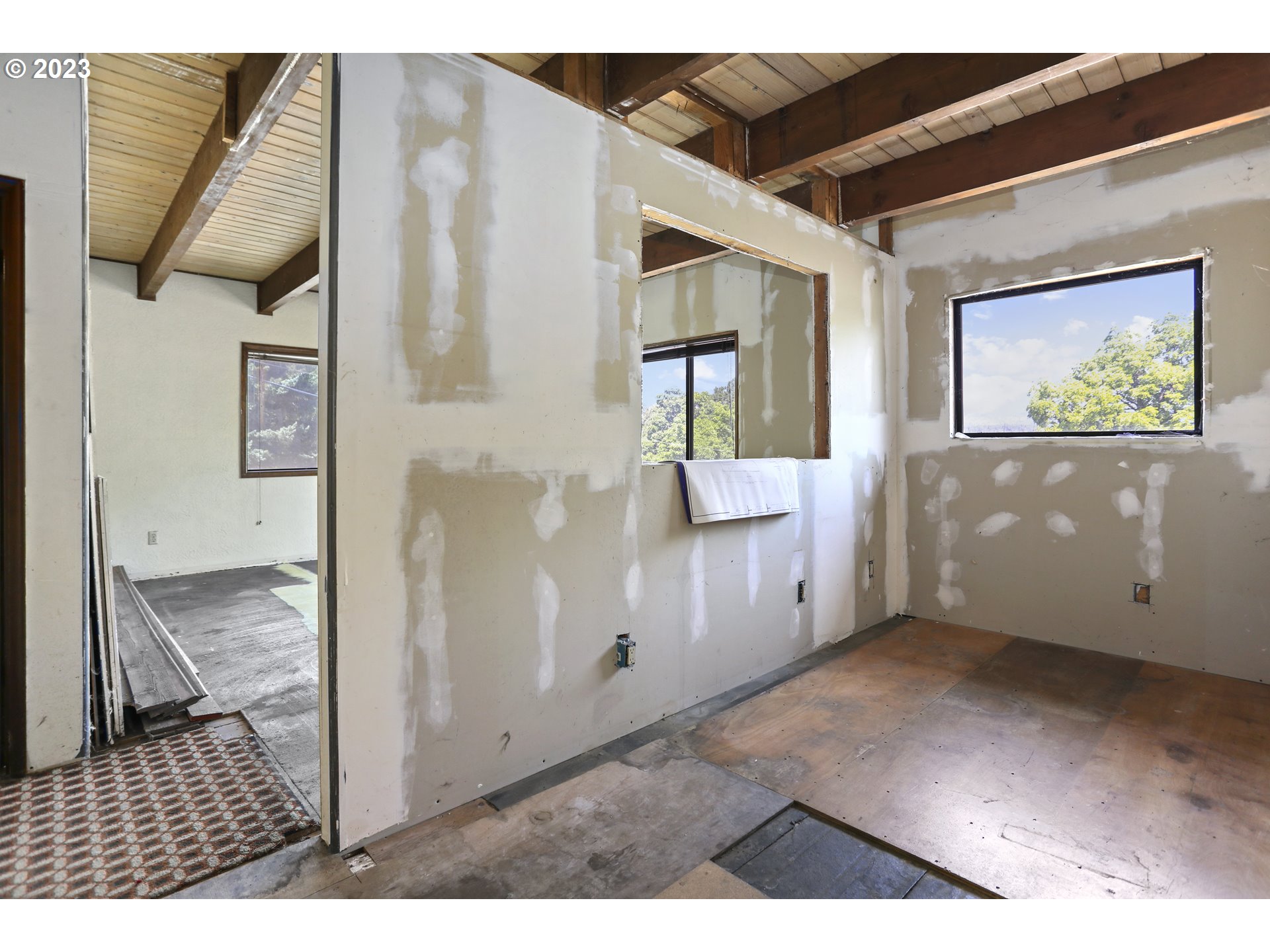 1237 State Street Hood River, OR 97031 - Photo 12 of 42 a view of an entryway