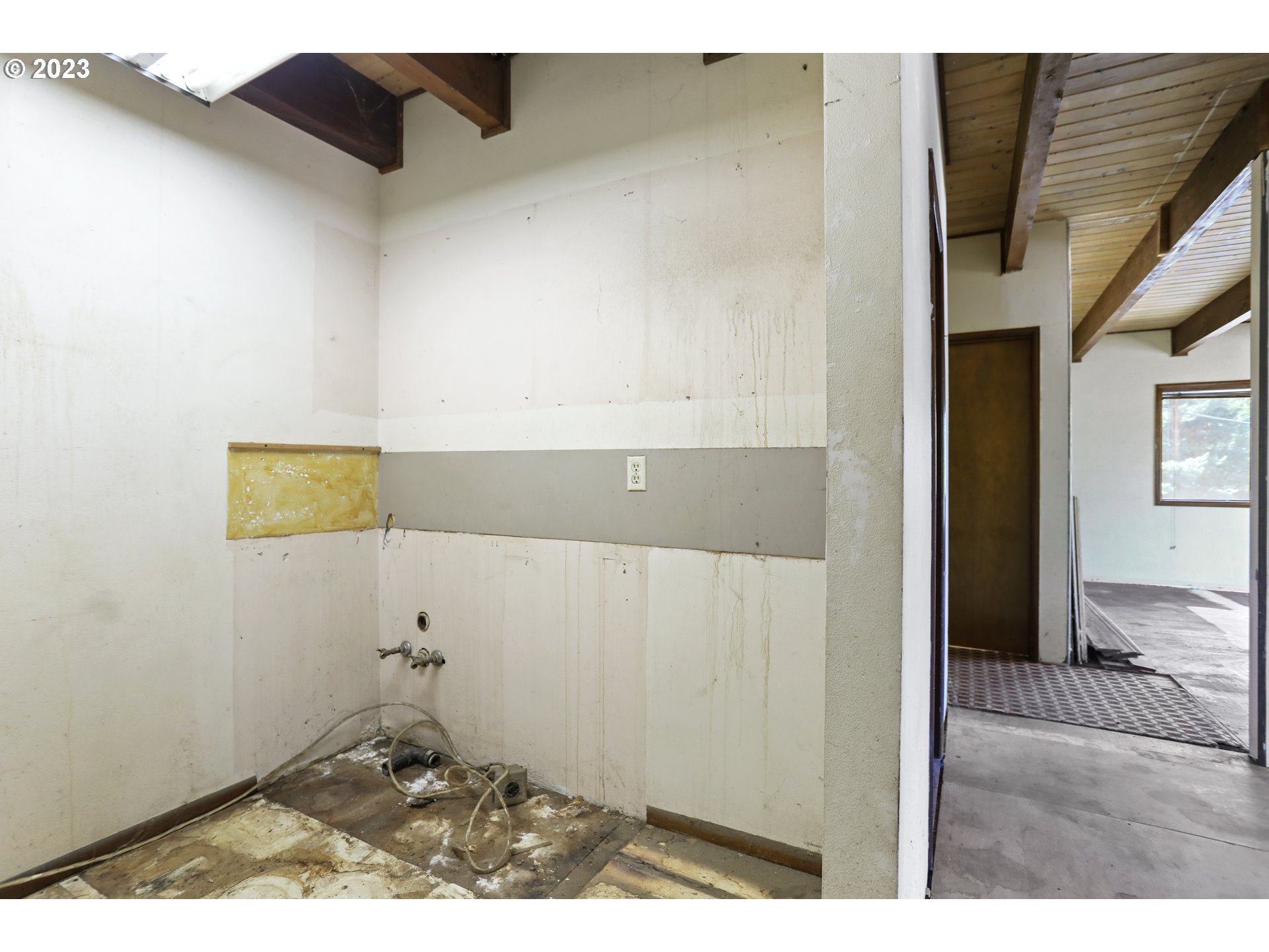 1237 State Street Hood River, OR 97031 - Photo 15 of 42 a view of small space