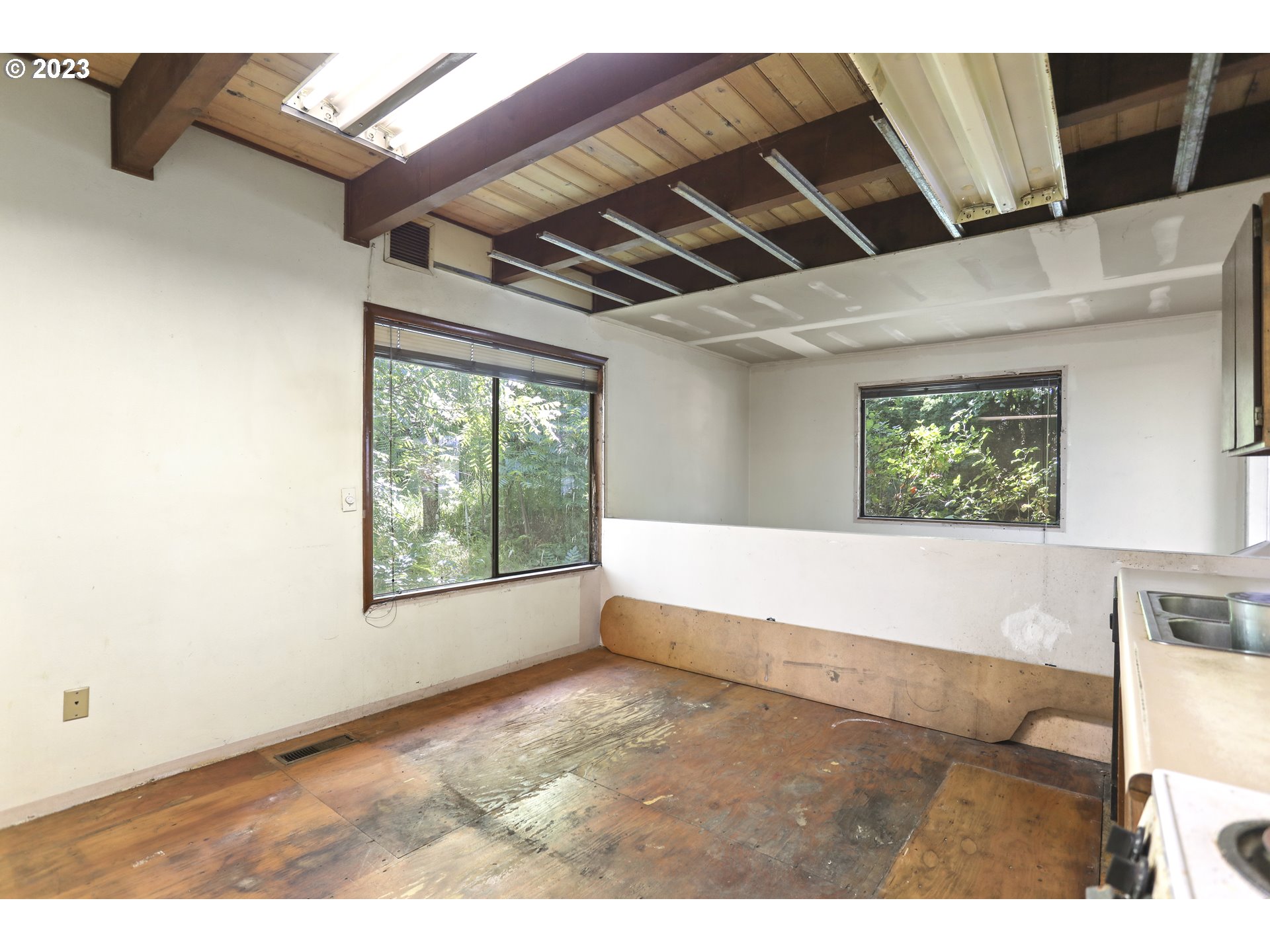 1237 State Street Hood River, OR 97031 - Photo 16 of 42 a view of entryway
