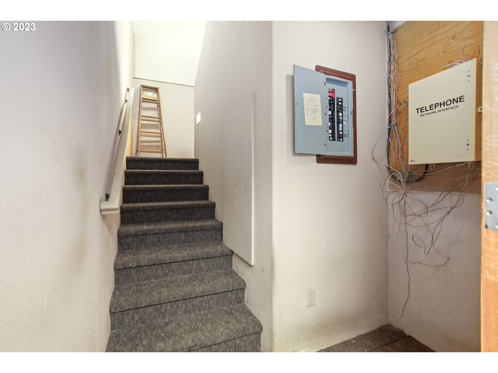1237 State Street Hood River, OR 97031 - Photo 20 of 42 a view of entryway with furniture