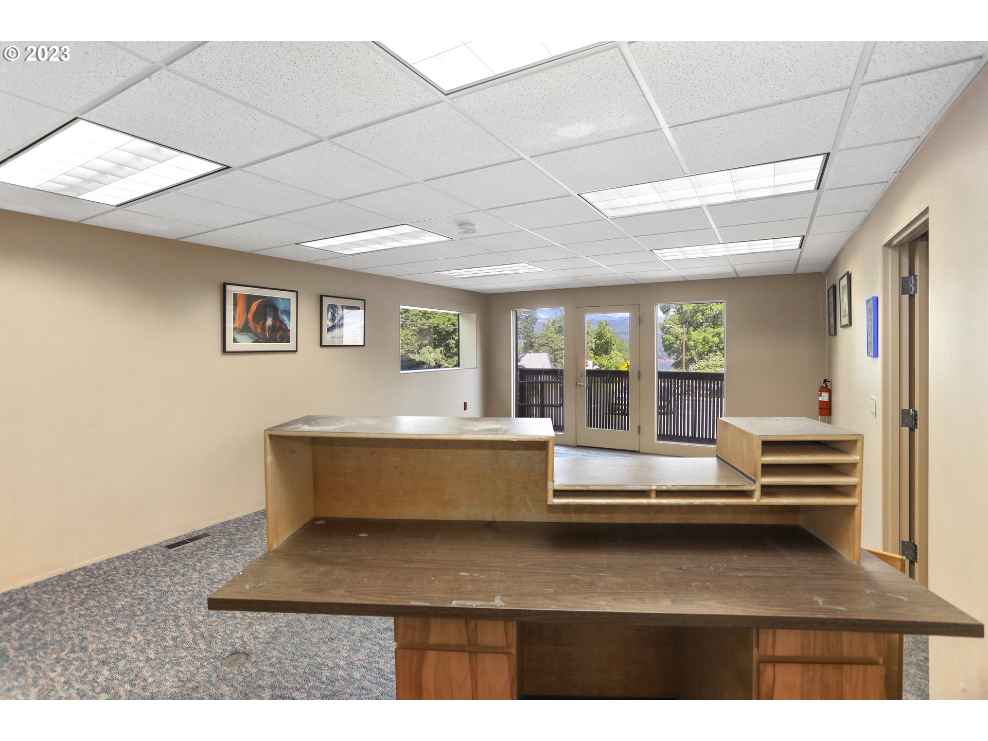 1237 State Street Hood River, OR 97031 - Photo 23 of 42 a view of lobby with furniture and large window