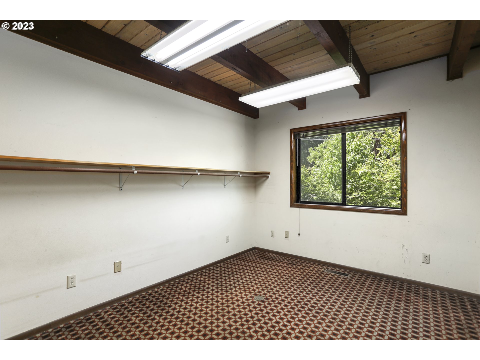 1237 State Street Hood River, OR 97031 - Photo 8 of 42 an empty room with a window