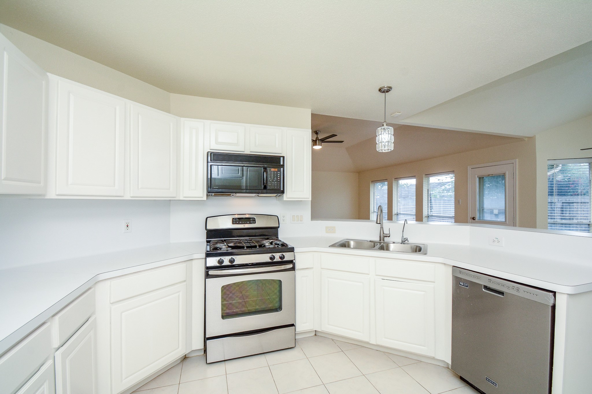 9502 Coast Bridge Street Houston, TX 77075 - Photo 10 of 31