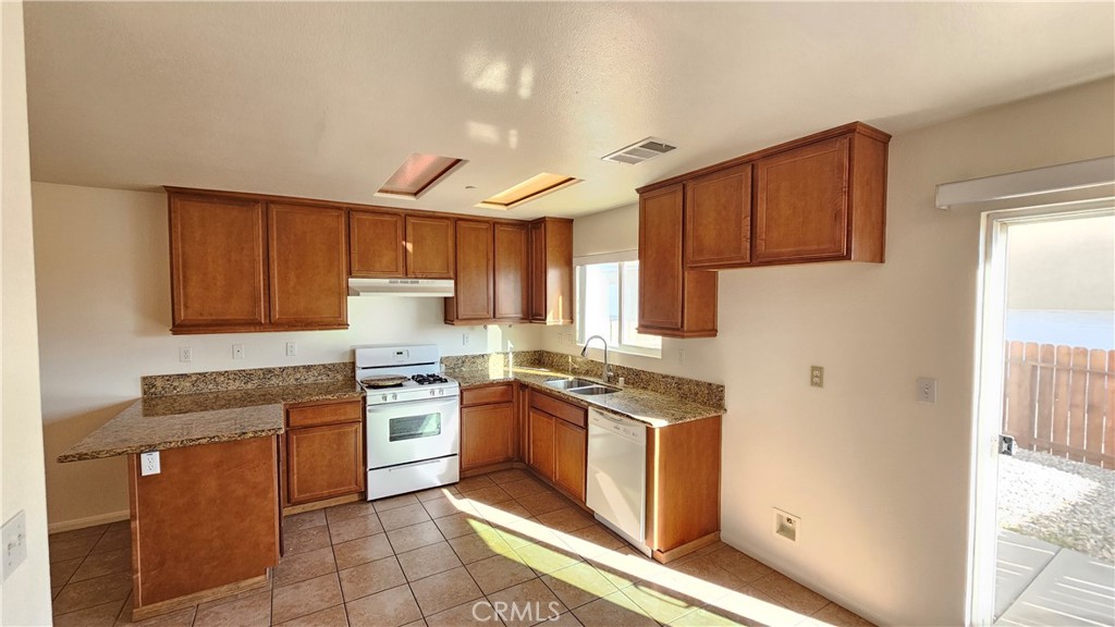 16115 Apple Valley Road, Unit 7 Apple Valley, CA 92307 - Photo 4 of 14