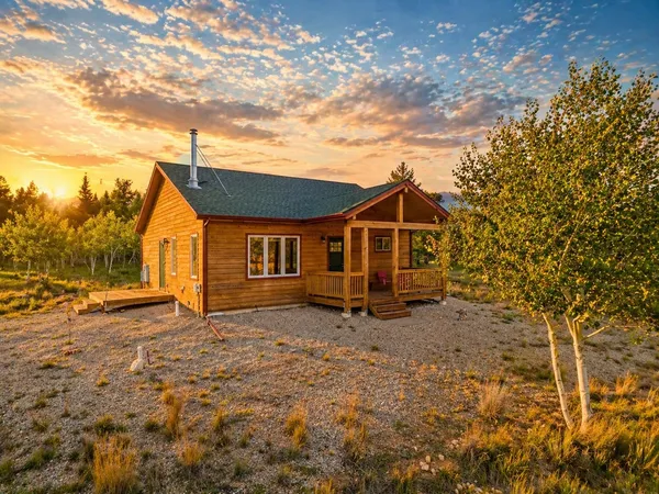 a view of a house with backyard