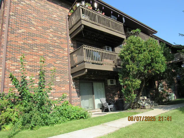 $1,800 | 7725 Woodward Avenue, Unit 2S, Woodridge, IL 60517