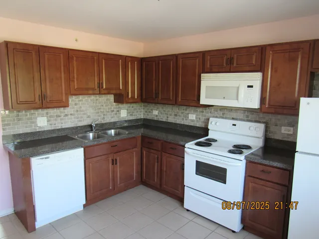 $1,800 | 7725 Woodward Avenue, Unit 2S, Woodridge, IL 60517