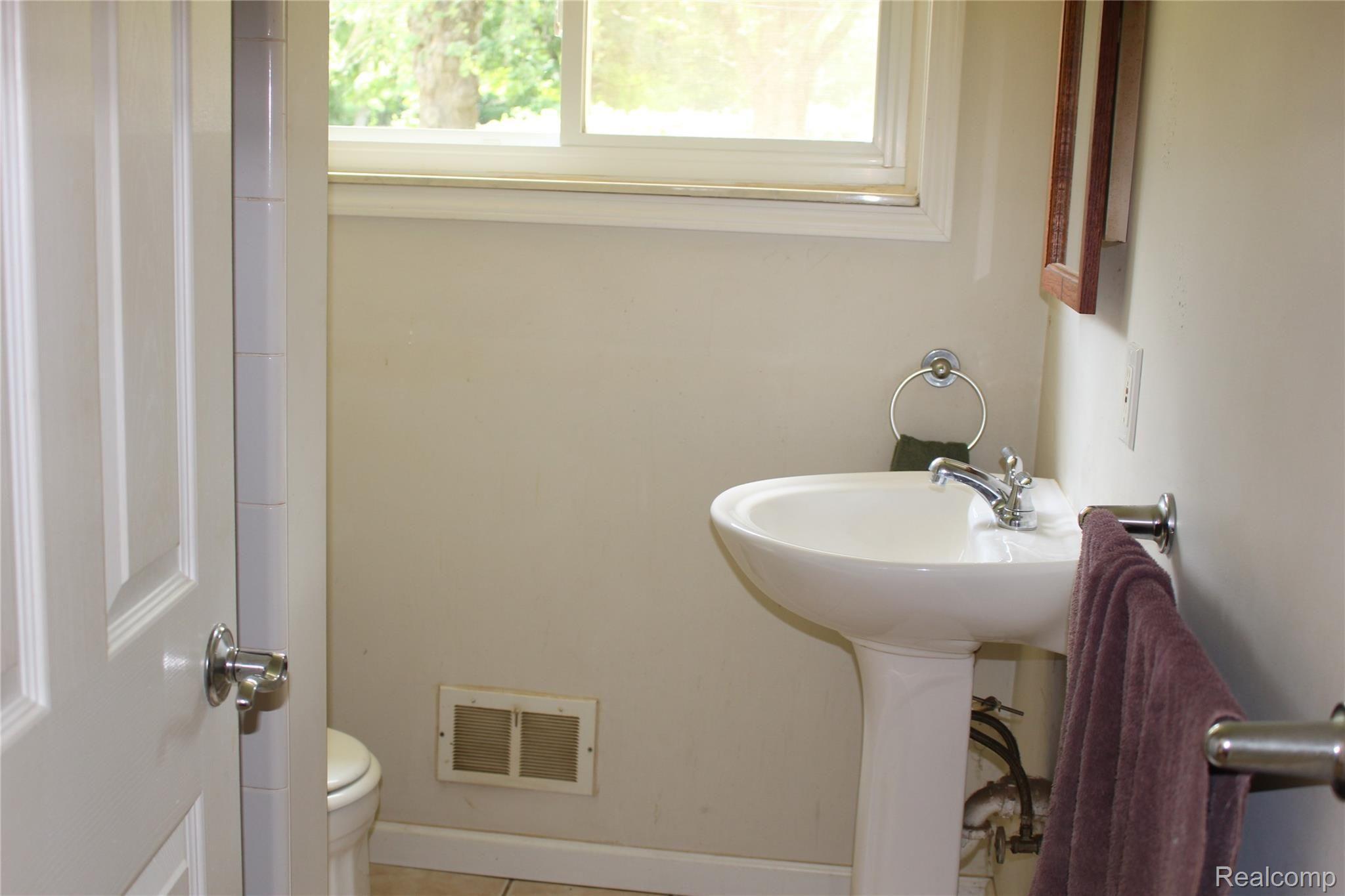 6995 Oakhill Road Clarkston, MI 48348 - Photo 5 of 12 IMG_4141.JPG