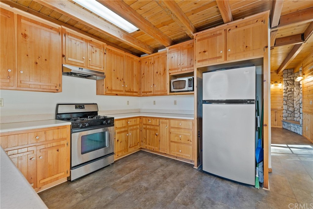 24071 Fern Glen Road Crestline, CA 92325 - Photo 7 of 29