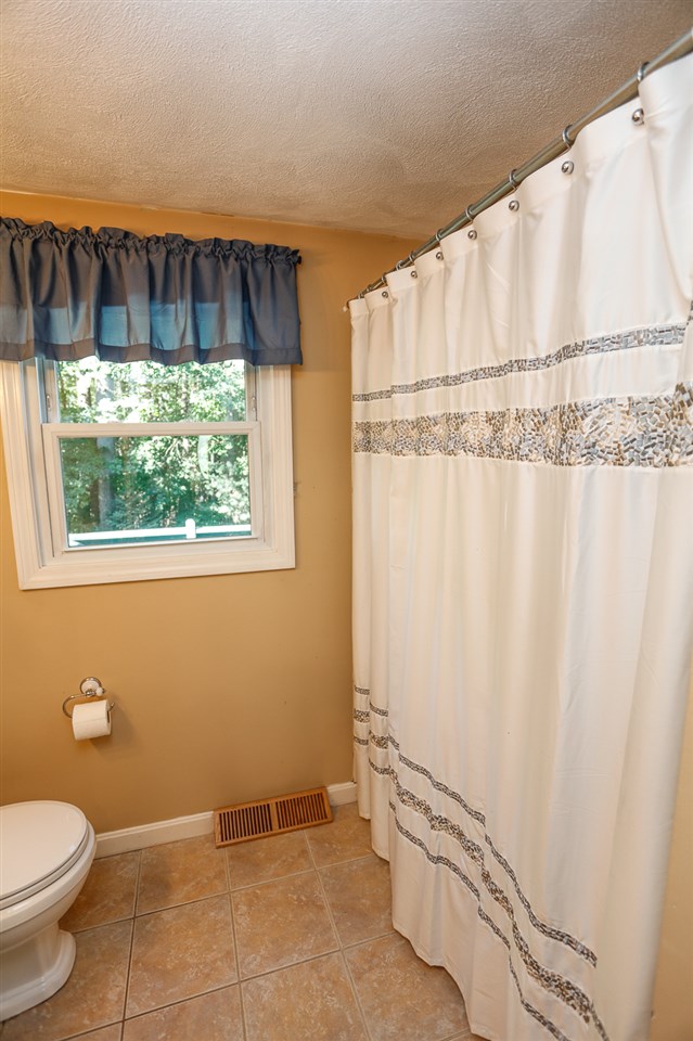 36 Robinhood Road Nashua, NH 03062 - Photo 13 of 38 Gallery Image 13