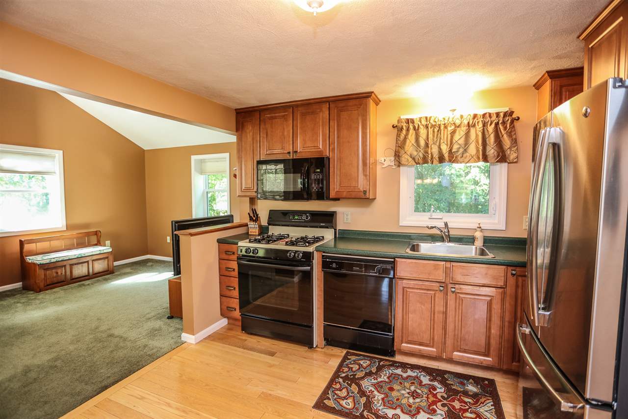 36 Robinhood Road Nashua, NH 03062 - Photo 7 of 38 Gallery Image 7
