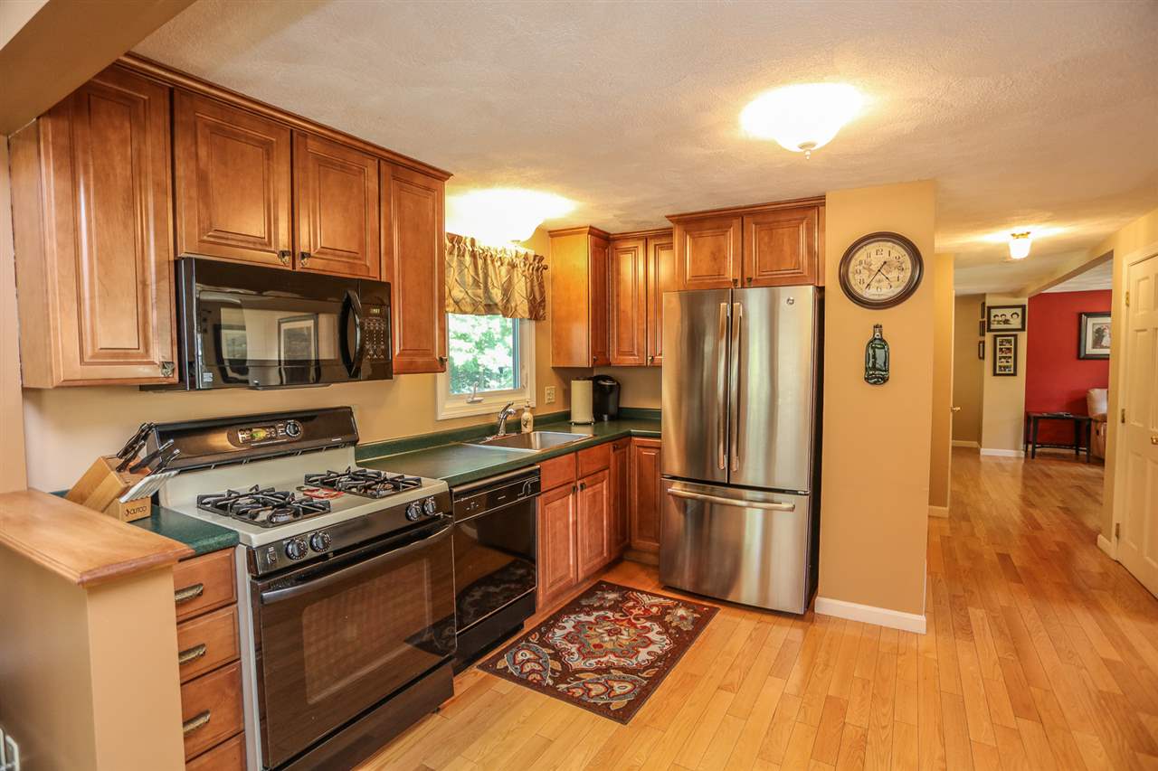 36 Robinhood Road Nashua, NH 03062 - Photo 8 of 38 Gallery Image 8