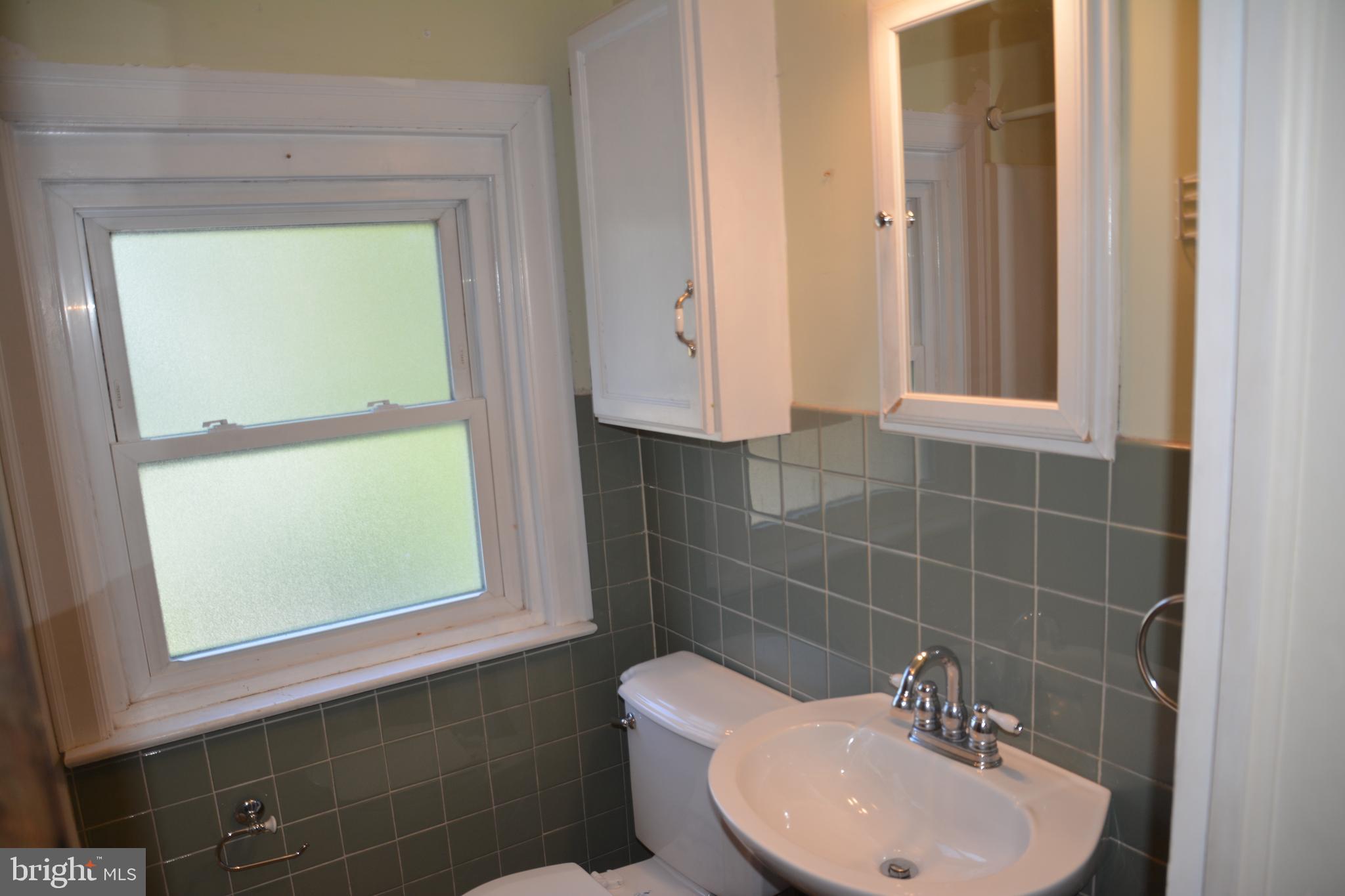729 George Street Lancaster, PA 17603 - Photo 11 of 21 Main Bath