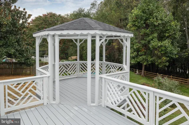 a view of a house with backyard and porch