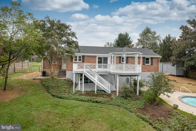 a view of a yard in front of house