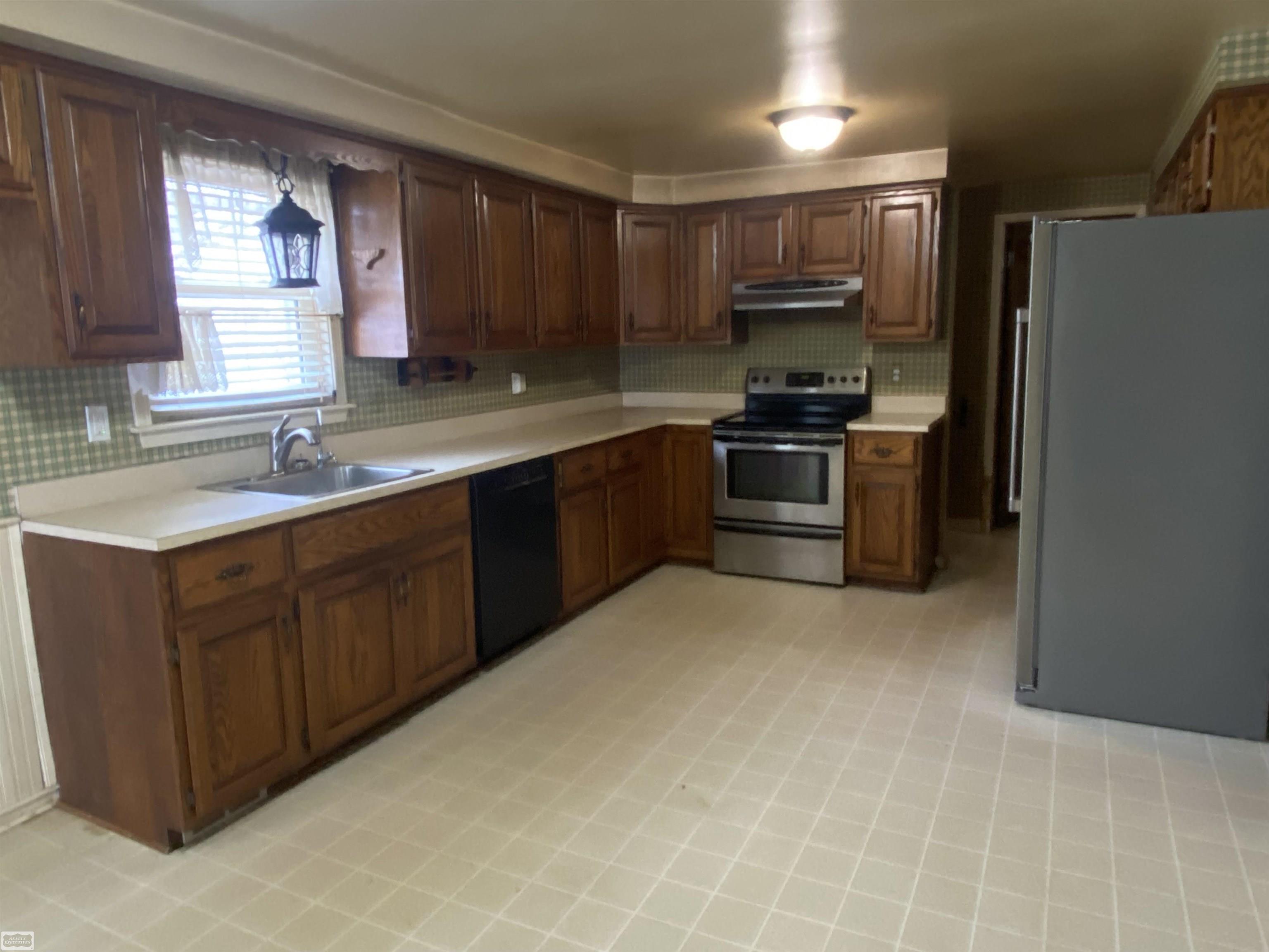 166 Benjamin Street Romeo, MI 48065 - Photo 6 of 21 50100243-5.JPG