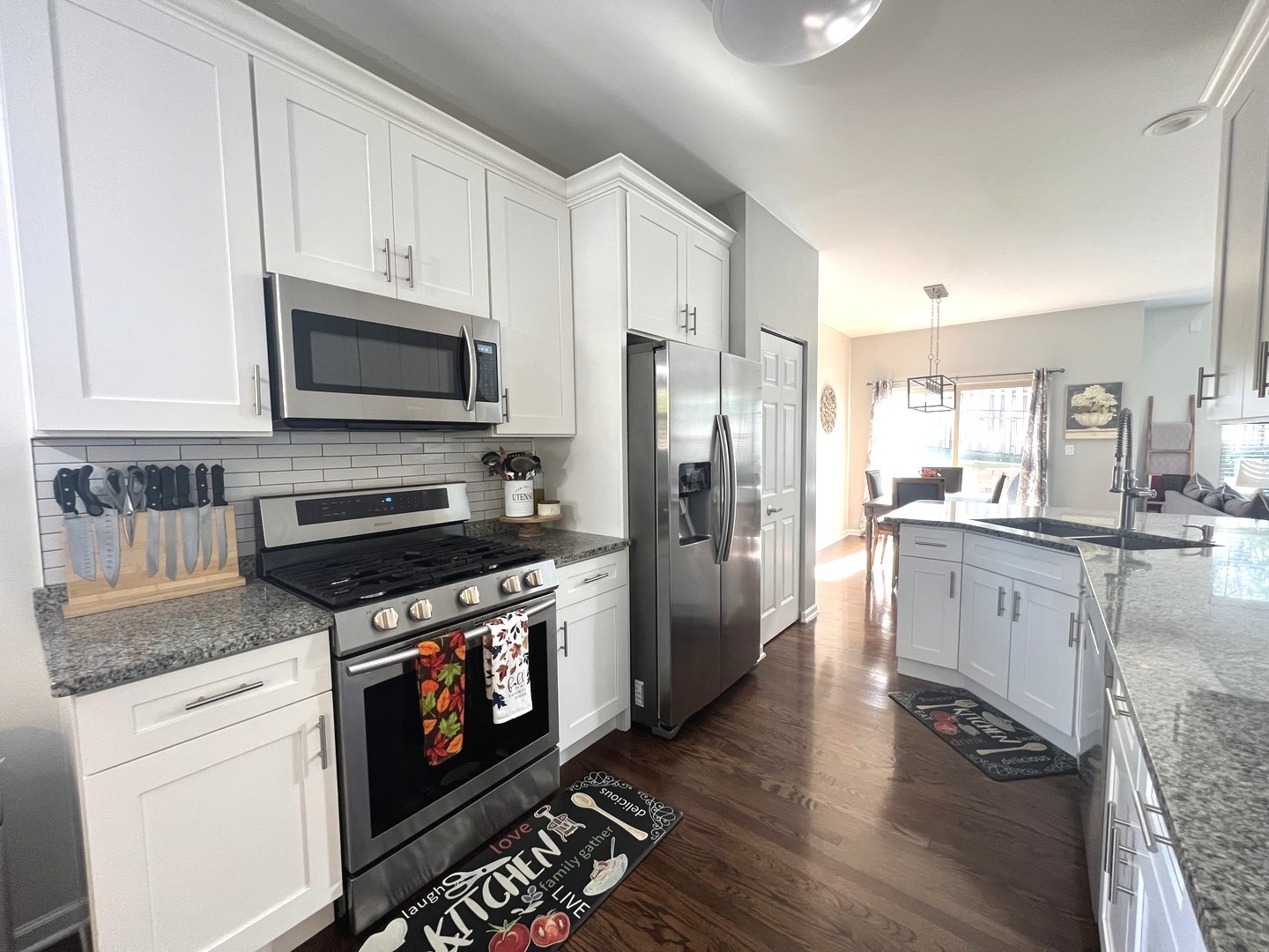 615 St Johns Place Addison, IL 60101 - Photo 2 of 8