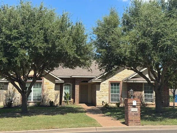 $385,000 | 436 West Wall Street, Hewitt, TX 76643