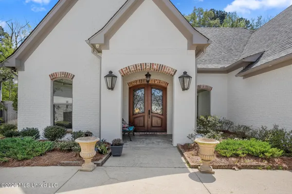 $723,000 | 711 Chickasaw Drive South, Flowood, MS 39232