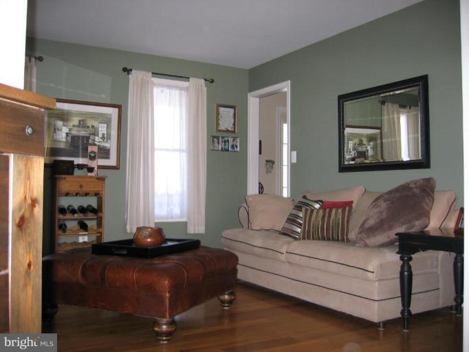 2511 Fairmount Road Hampstead, MD 21074 - Photo 10 of 30 a living room with furniture and a couch