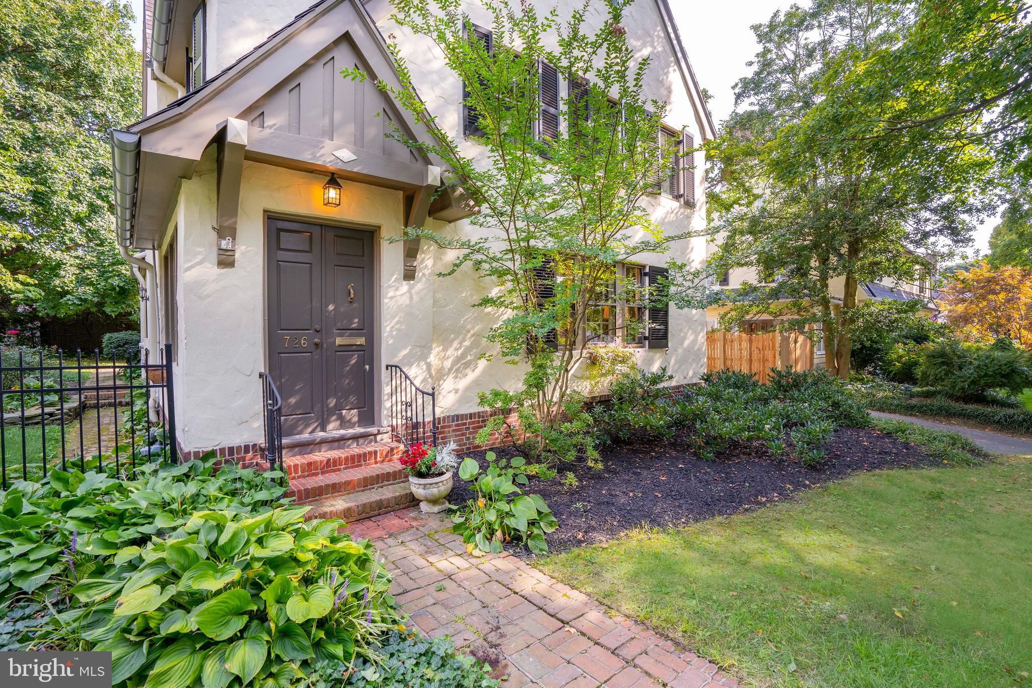726 Nottingham Road Wilmington, DE 19805 - Photo 4 of 67 Mature, professional landscaping