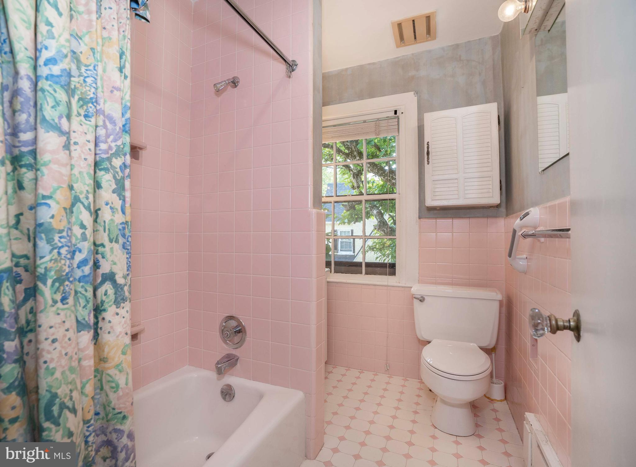 726 Nottingham Road Wilmington, DE 19805 - Photo 40 of 67 Tub/shower combination @ second floor owner's bath