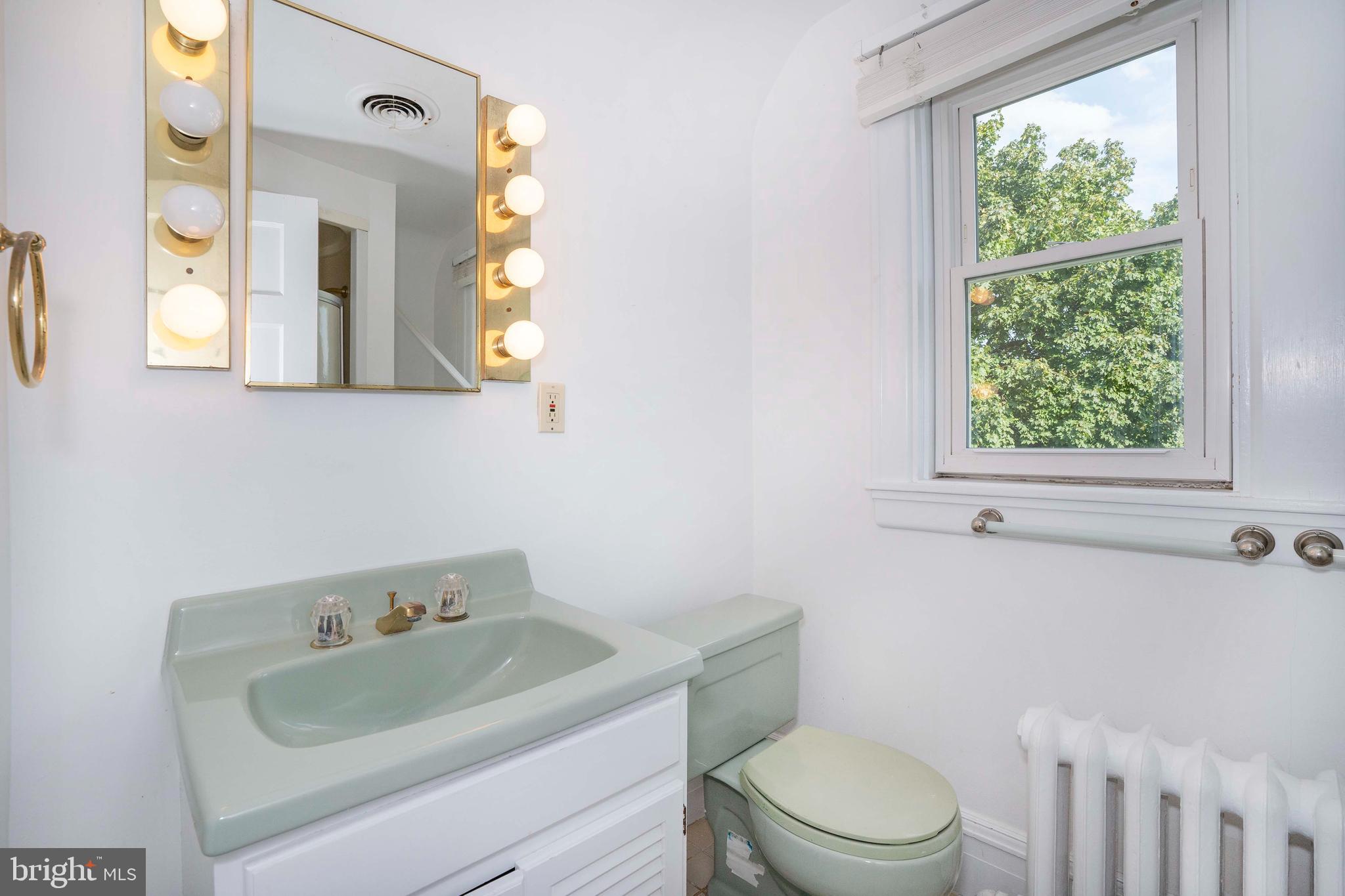 726 Nottingham Road Wilmington, DE 19805 - Photo 53 of 67 3rd floor full bathroom