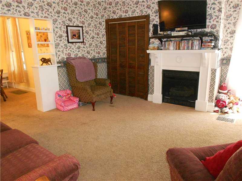 352 Ridge Avenue Canonsburg, PA 15317 - Photo 5 of 21 Living Room.
