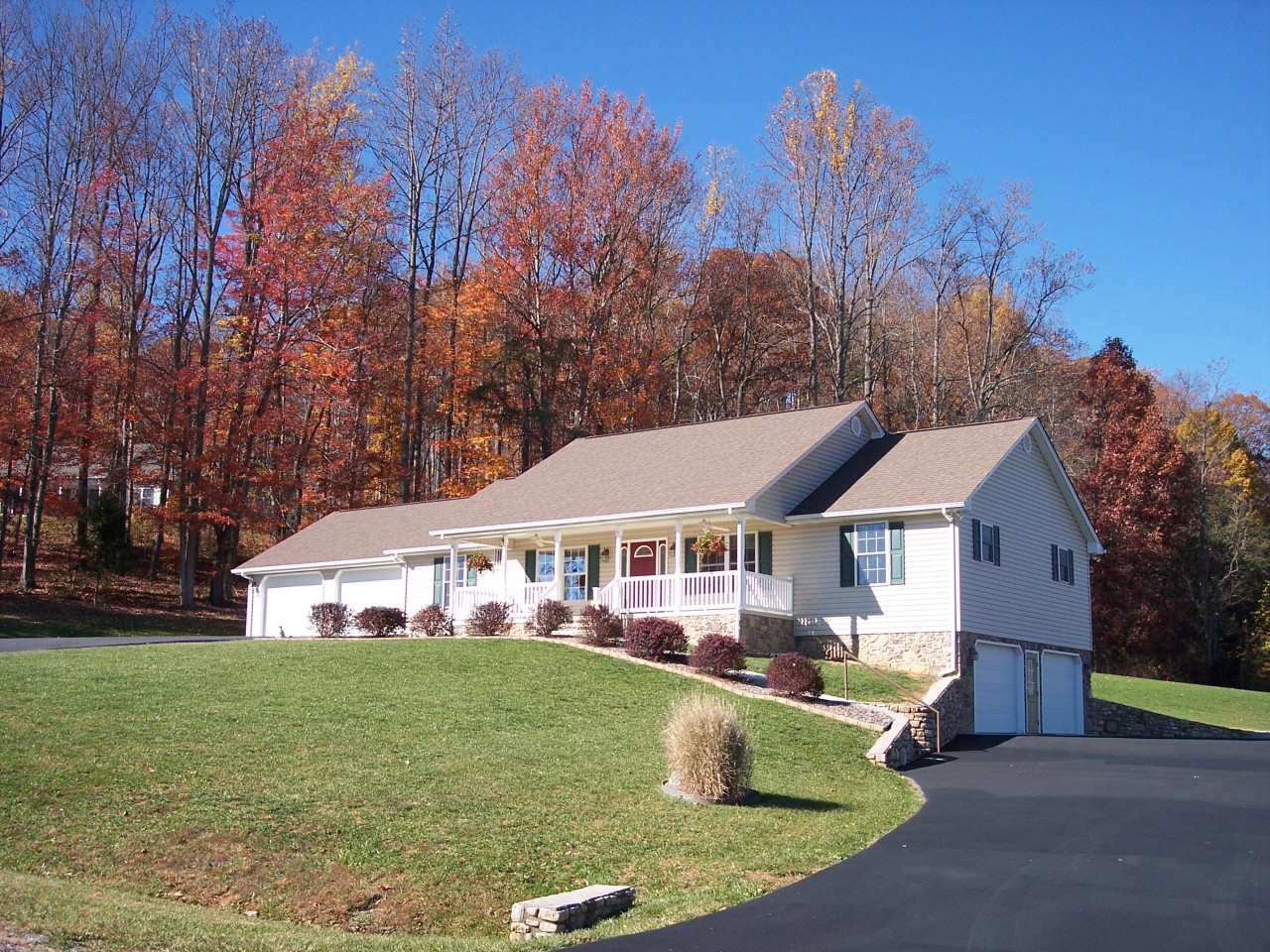 307 Aftons Meadow Road Vinton, VA 24179 - Photo 7 of 44 Immaculately landscaped yard