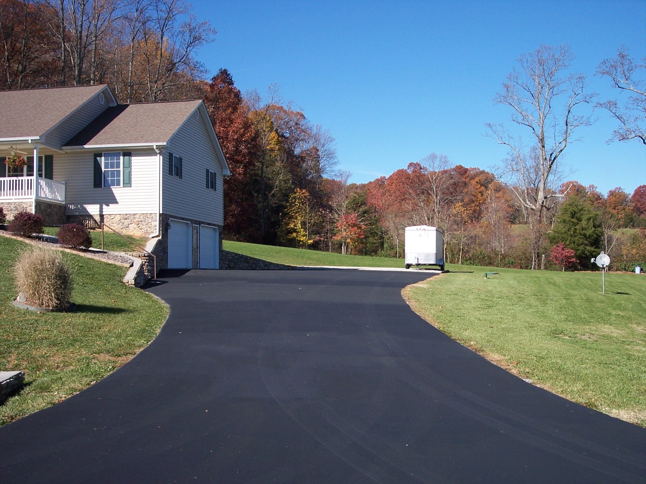 307 Aftons Meadow Road Vinton, VA 24179 - Photo 8 of 44 Huge new lower drive to 2 car under gara