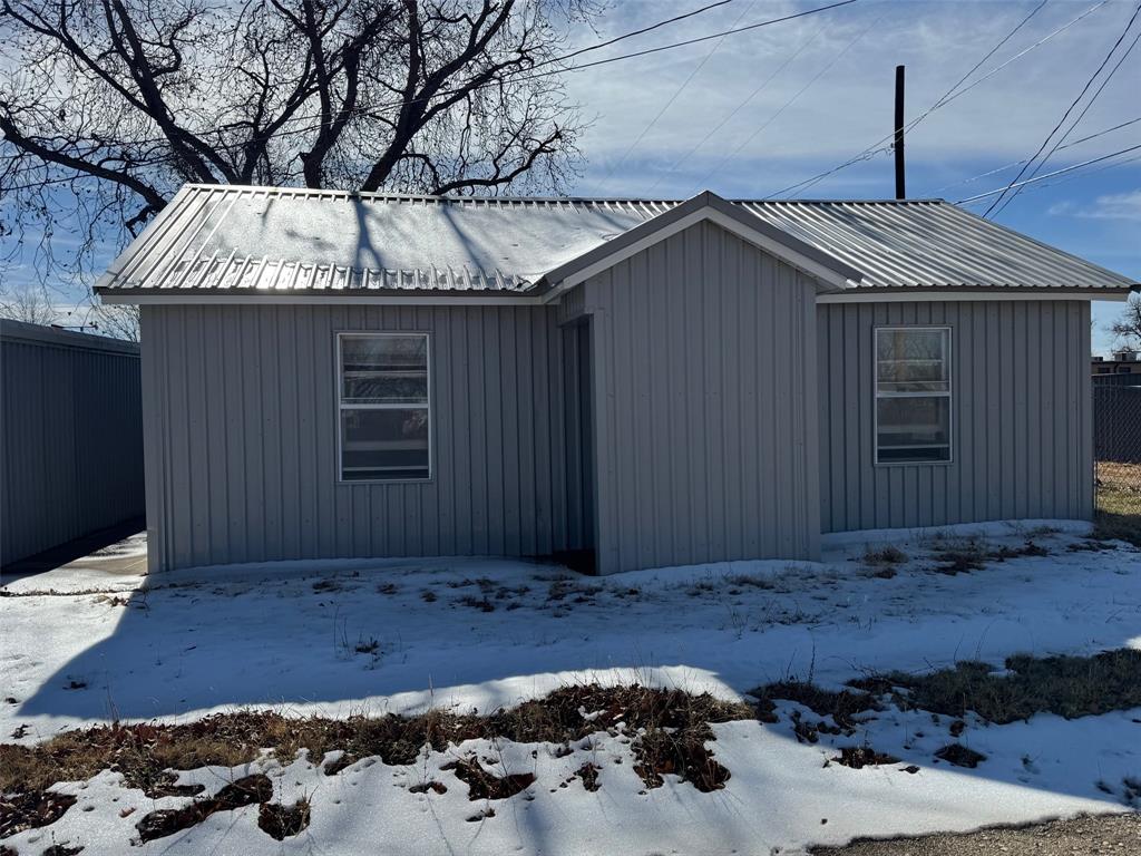611 North Stratton Street Seymour, TX 76380 - Photo 11 of 15 Apartment