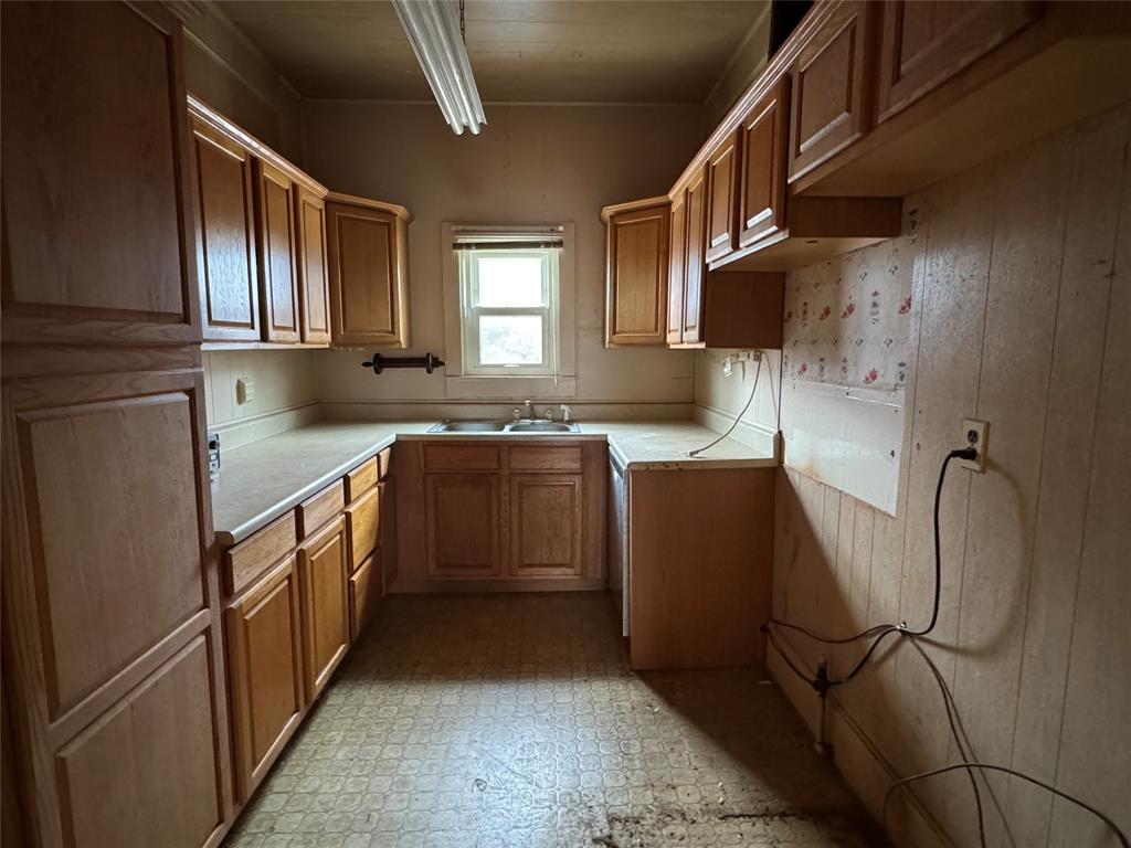 611 North Stratton Street Seymour, TX 76380 - Photo 9 of 15