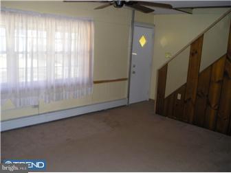 9237 Andover Road Philadelphia, PA 19114 - Photo 3 of 11 Living Room