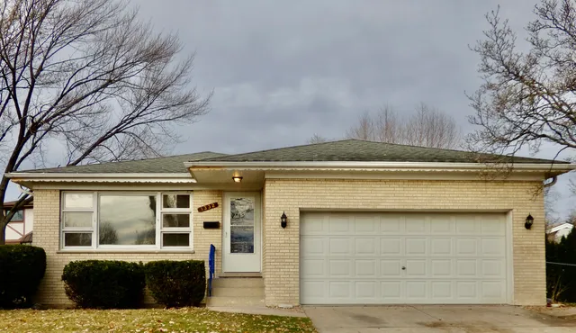$2,600 | 1332 West Mulloy Drive, Addison, IL 60101