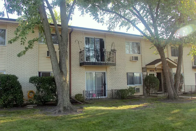$161,850 | 8856 North Shore Drive, Unit 2C, Des Plaines, IL 60016