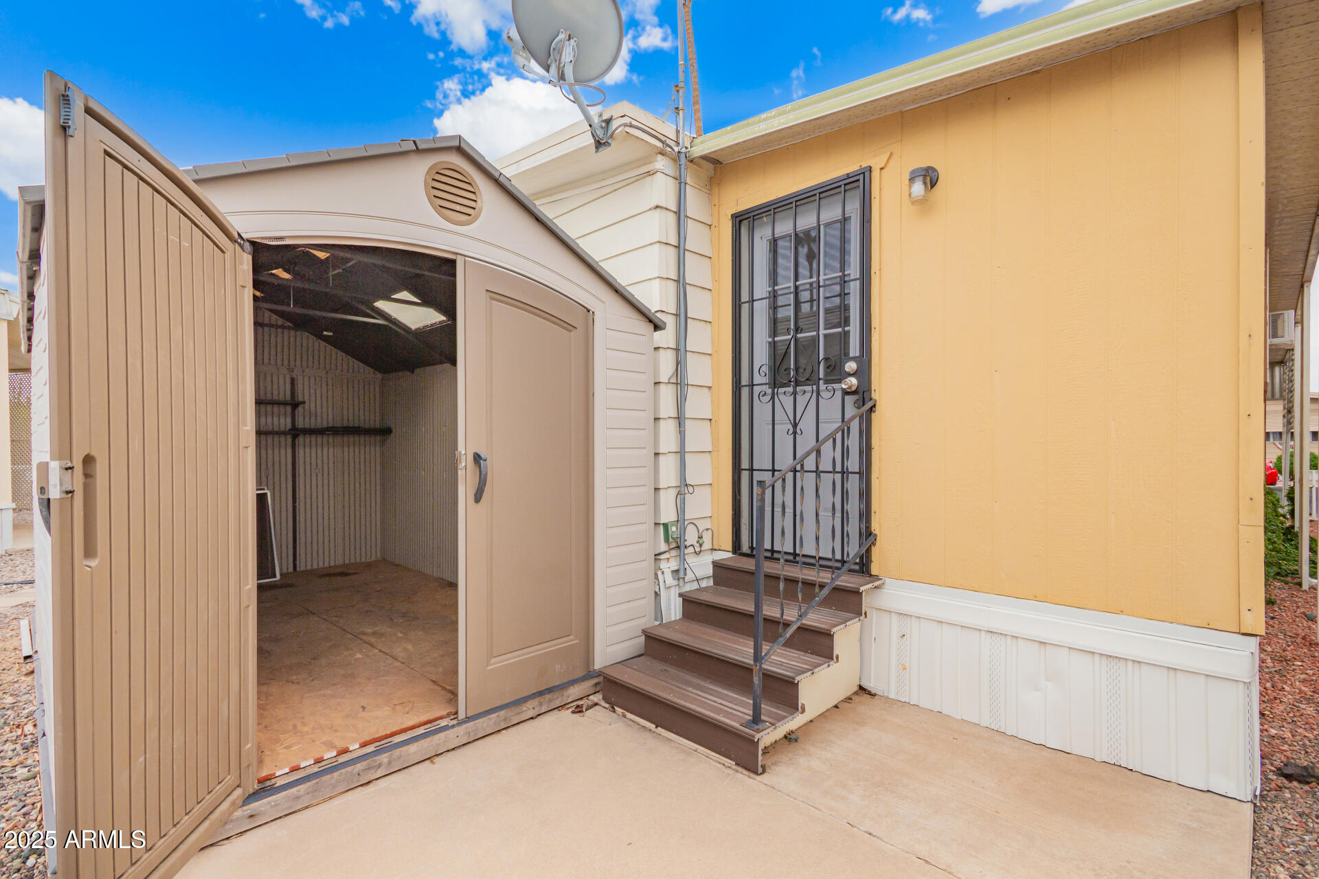 2050 West Dunlap Avenue, Unit R434 Phoenix, AZ 85021 - Photo 26 of 26 a view of a backyard of a house