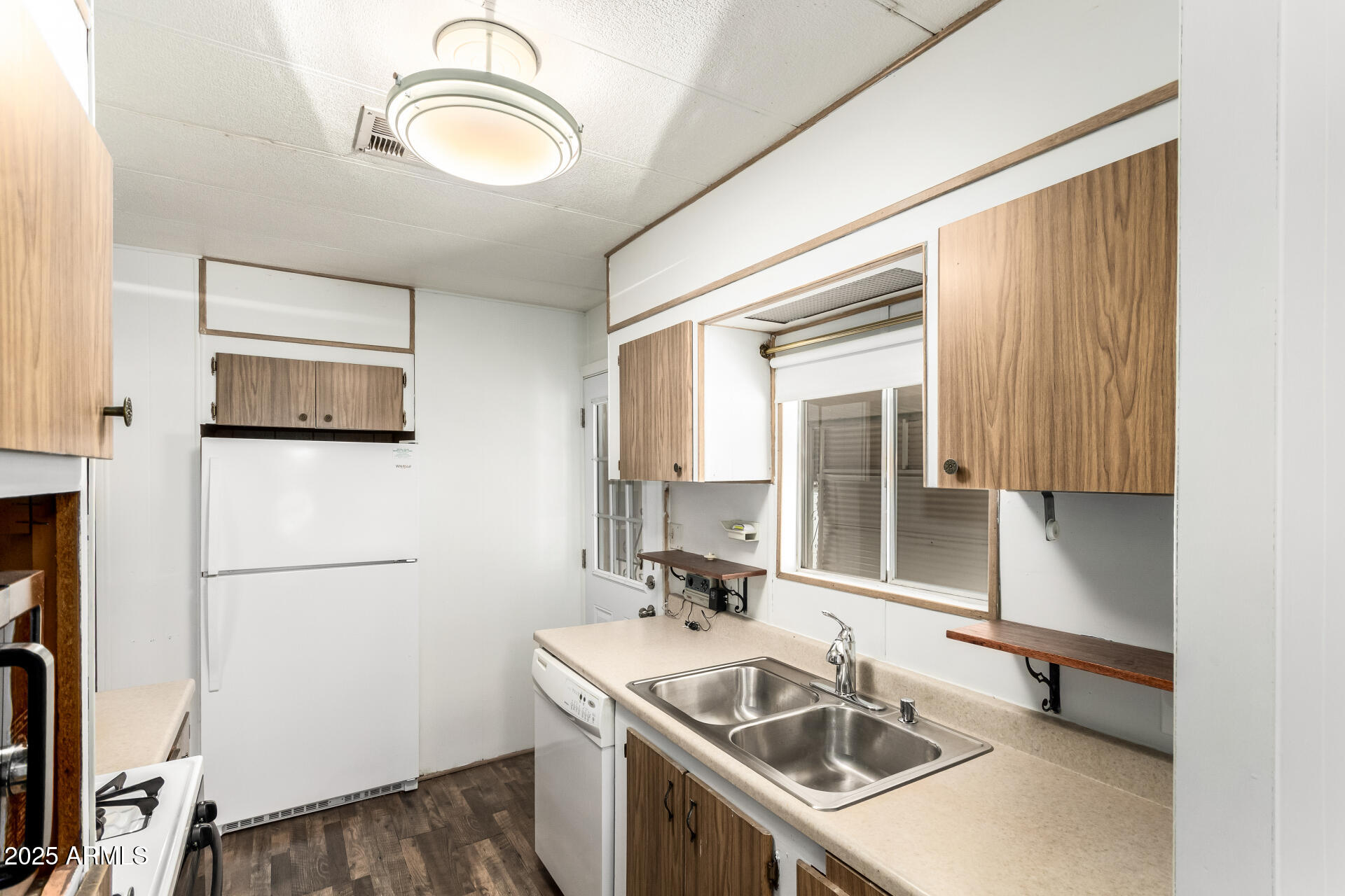 2050 West Dunlap Avenue, Unit R434 Phoenix, AZ 85021 - Photo 9 of 26 a bathroom with a sink and a mirror