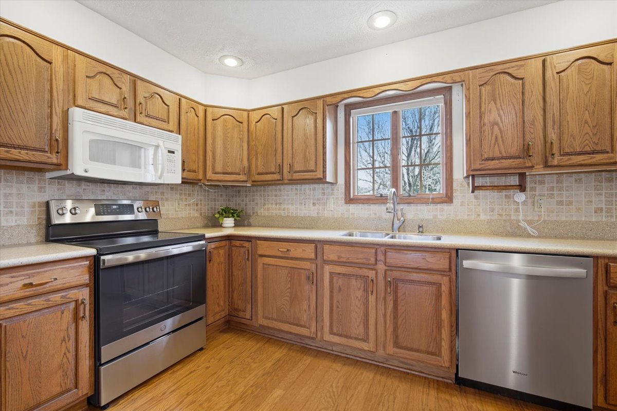 1913 Woodbine Road Bloomington, IL 61704 - Photo 4 of 45