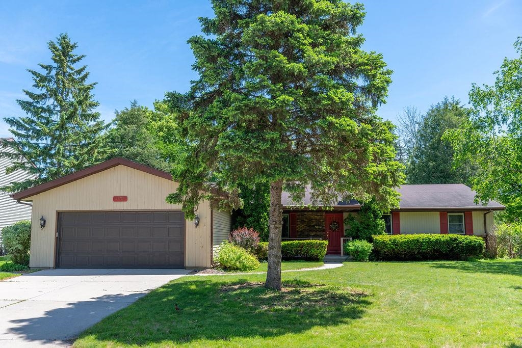 1032 Pilgrim Road Neenah, WI 54956 - Photo 3 of 42