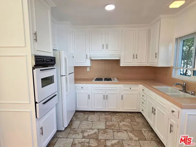 $2,345 | 1438 South Barrington Avenue, Unit 6, Los Angeles, CA 90025