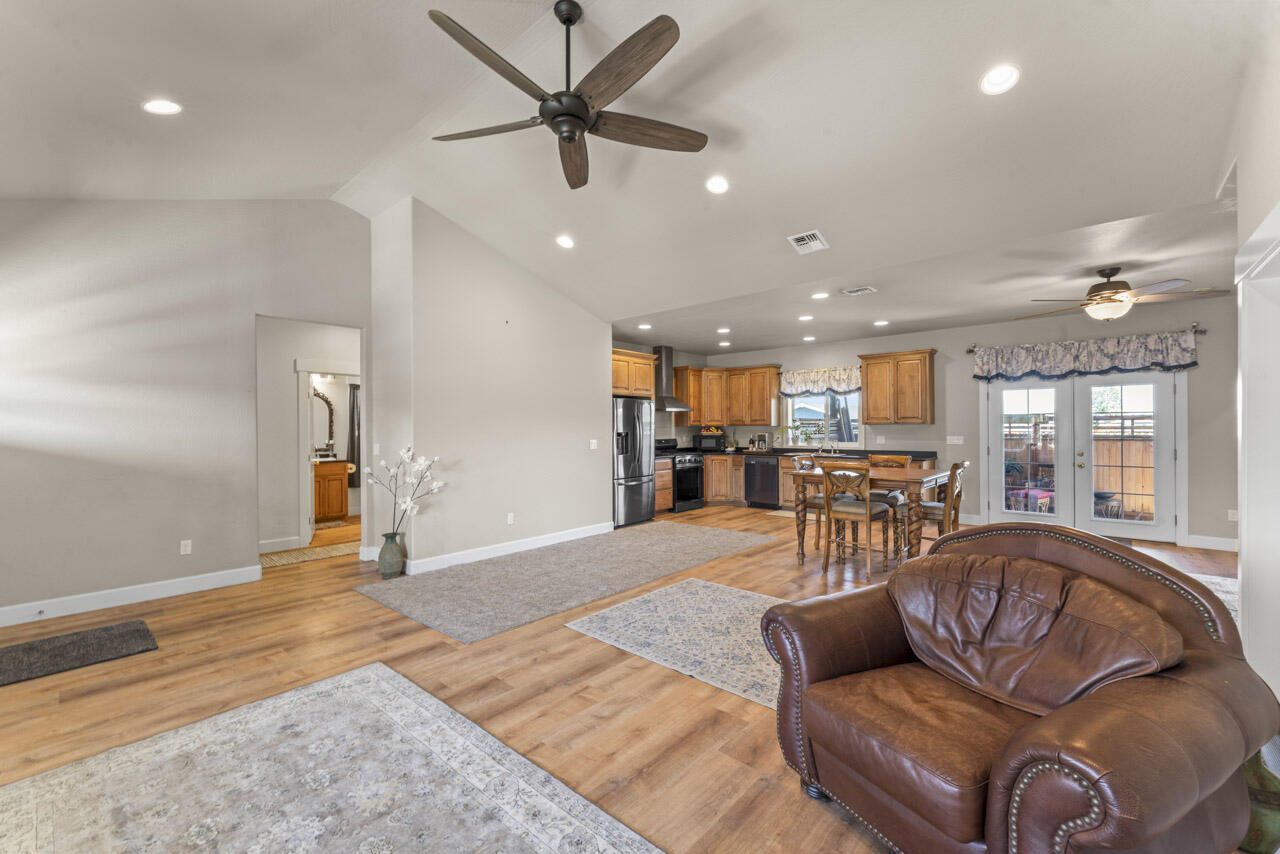 412 Barnum Drive Phoenix, OR 97535 - Photo 4 of 34 Living room