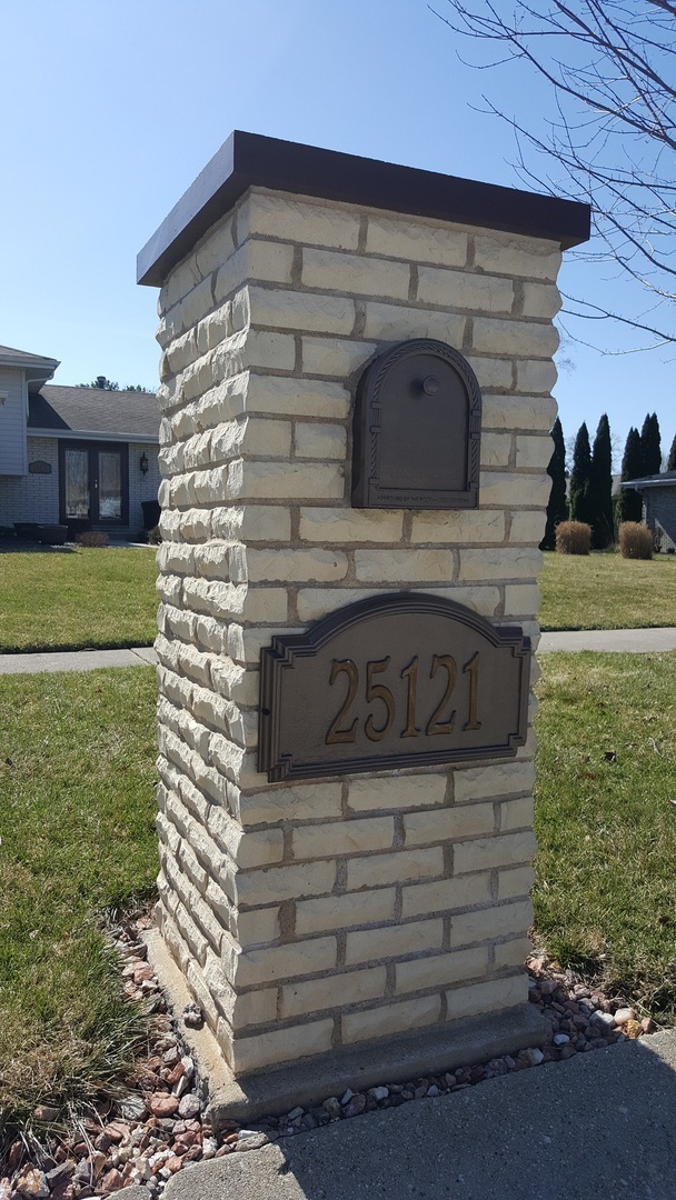 25121 West Willow Drive Plainfield, IL 60544 - Photo 28 of 28 a front view of a house with a garden