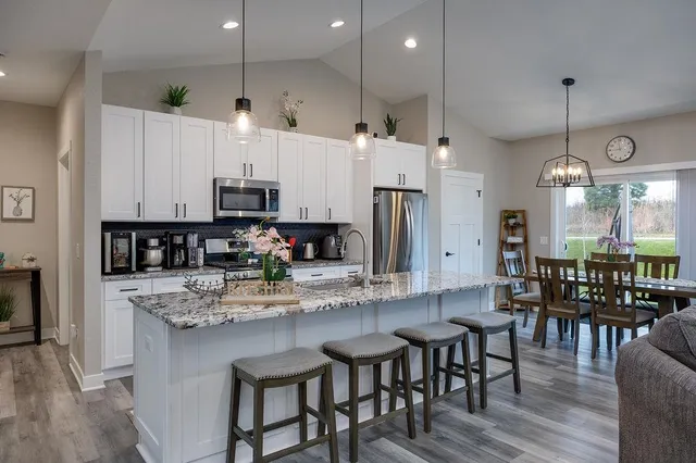 $669,900 | 3715 Tanglewood Place, Janesville, WI 53546