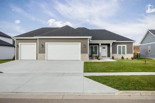 $649,900 | 3715 Tanglewood Place, Janesville, WI 53546