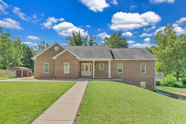 a view of a house with backyard