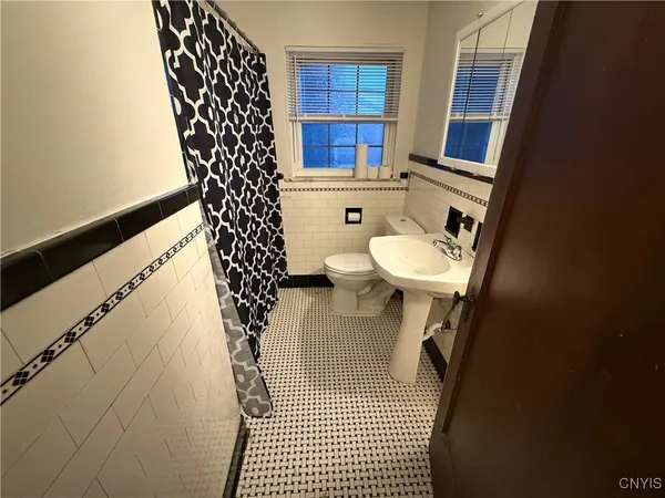 $1,300 | 1689 West Colvin Street, Unit 1, Syracuse, NY 13207