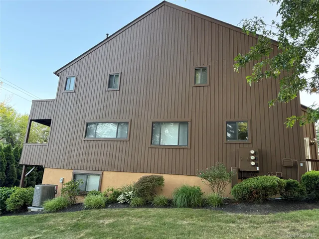 a view of a house with backyard