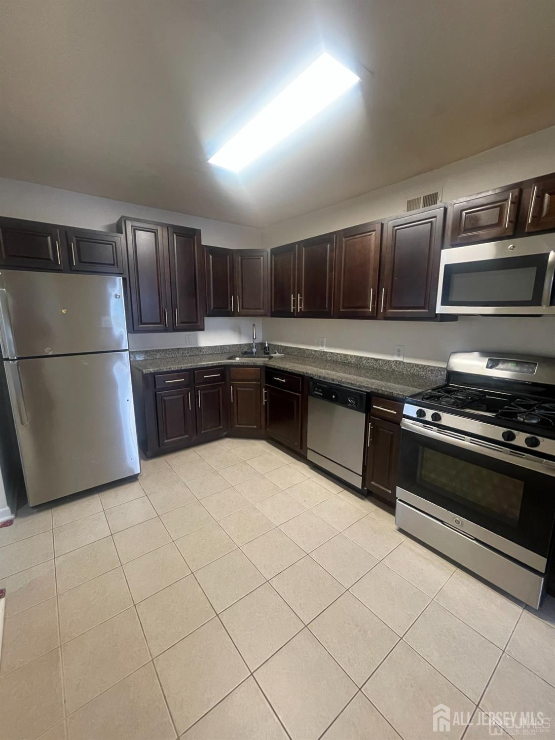 1503 Plymouth Road North Brunswick, NJ 08902 - Photo 4 of 22